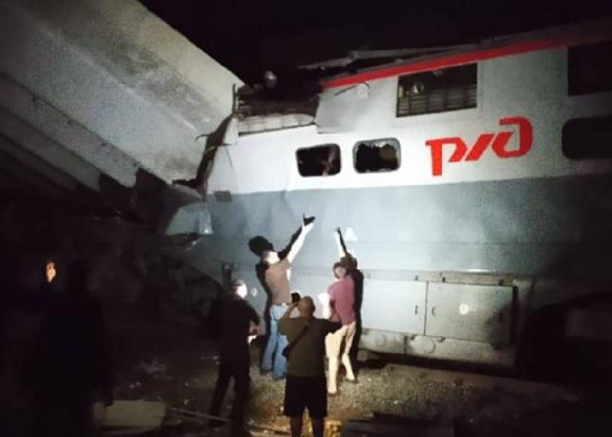 У РФ міст обвалився на потяг: є загиблі