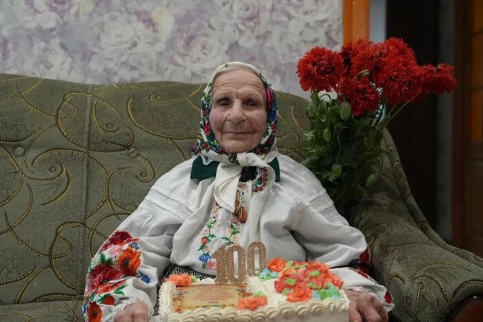 Веде щоденник та вирощує полуницю: 100-річна жителька Сумщини розкрила секрет довголіття