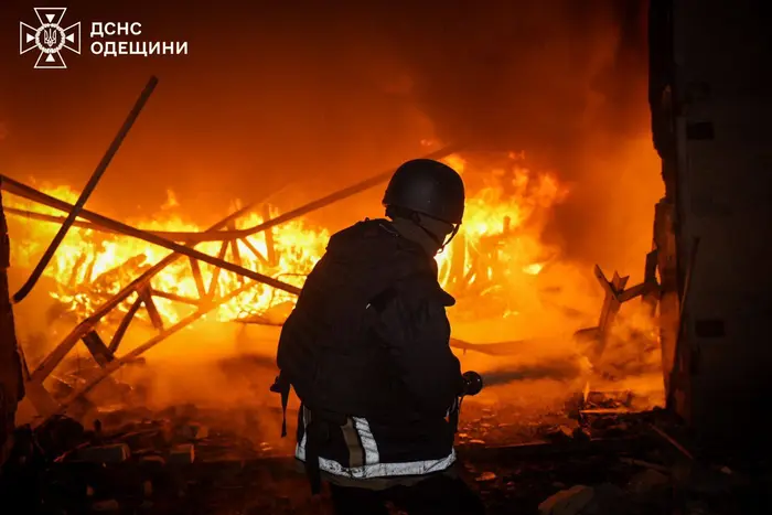 РФ вдарила по Одещині: є постраждалий, спалахнули масштабні пожежі