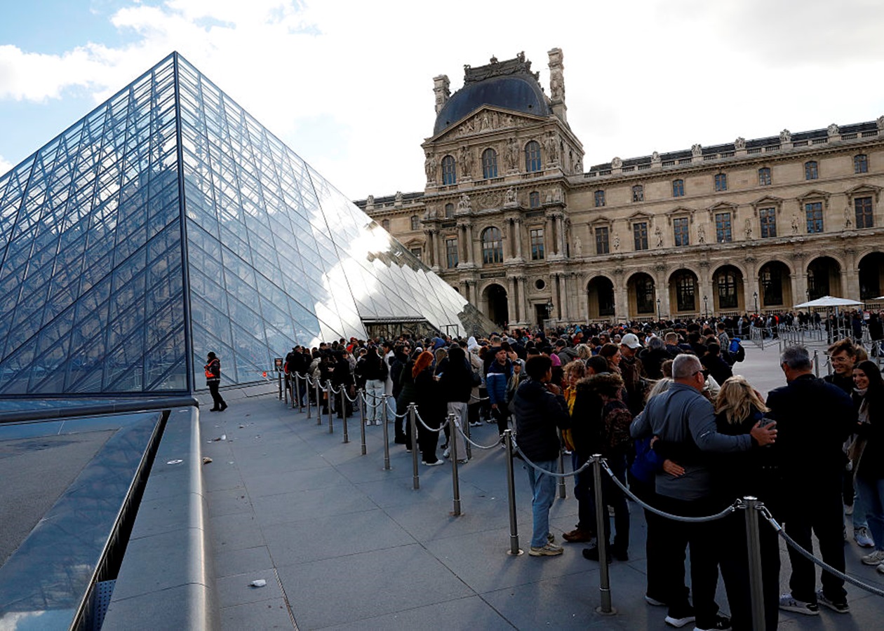 Пограбування Лувру: стали відомі подробиці затримання підозрюваних