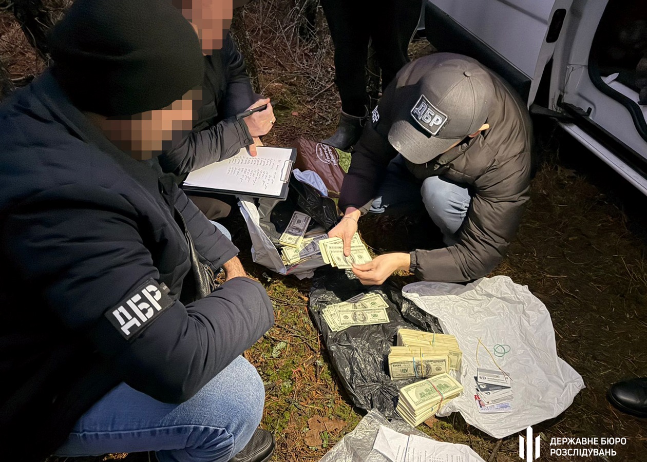 Ховався в лісі з грошима: київський поліцейський отримав підозру