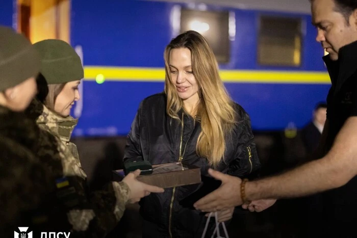 Прикордонники вручили Анджеліні Джолі символічний подарунок (фото)