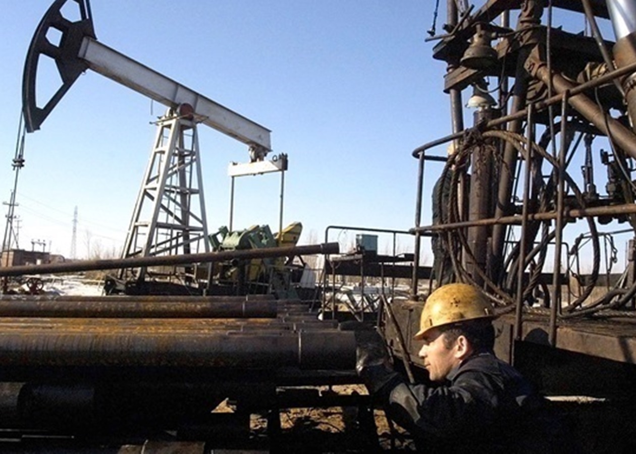 Нафтові доходи РФ рекордно впали з початку війни