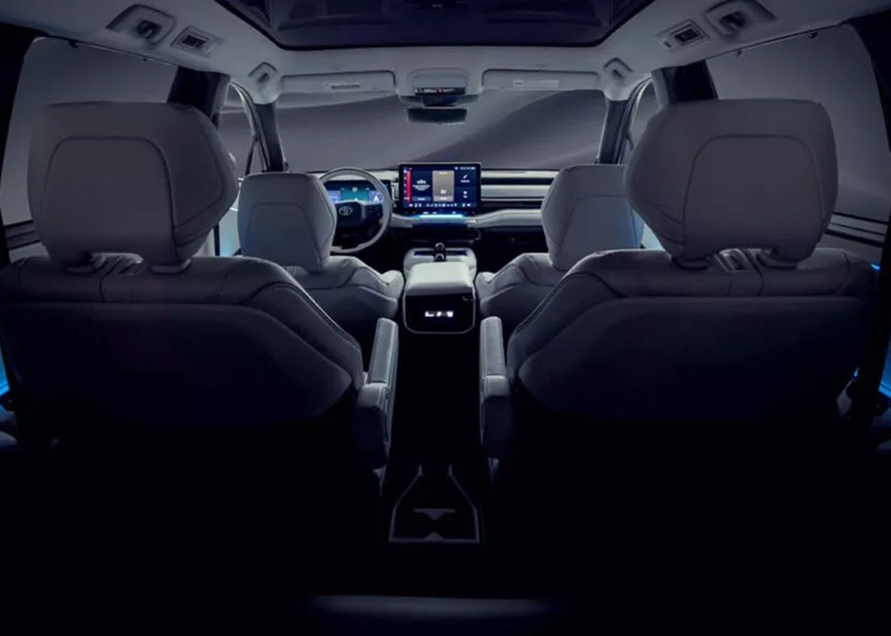 Toyota тизерить новий трирядний кросовер