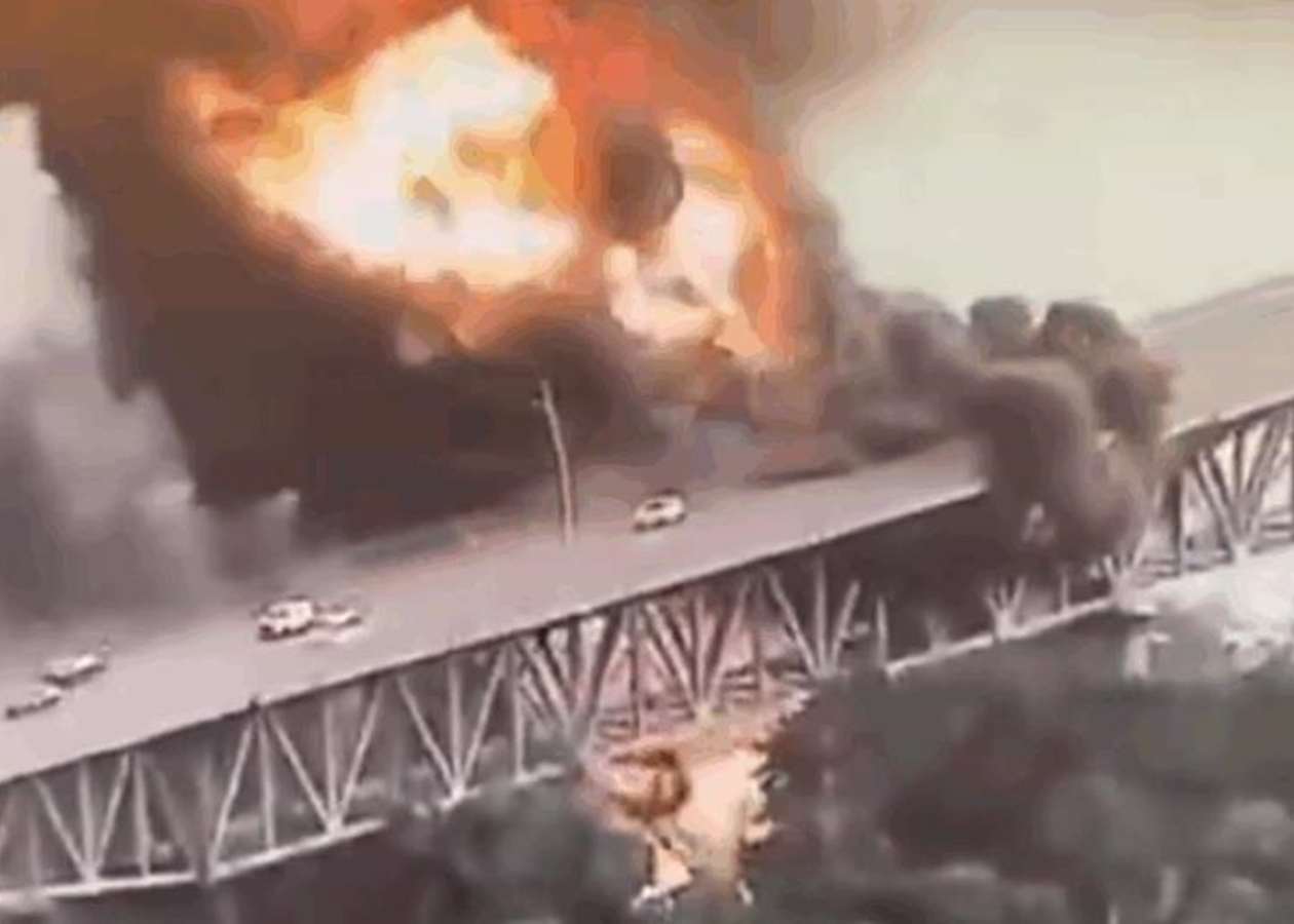 Біля Панамського каналу загорівся міст: є жертва