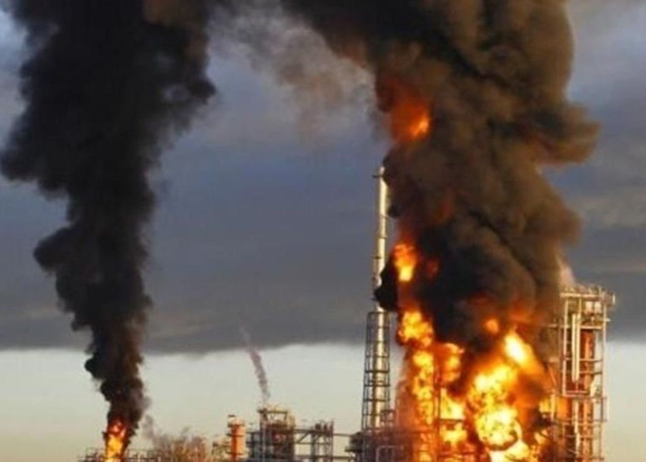 Нафтопереробка у РФ впала до мінімуму з 2009 року через удари дронів - ЗМІ