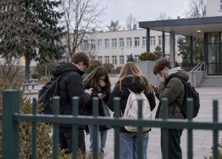 У Польщі затримали понад 10 підлітків через погрози школам і публікації зі зброєю