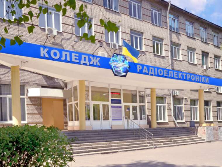 У Дніпрі на ремонт навчального центру за 7,15 мільйона гривень заклали епоксидну фарбу на 100 тисяч дорожче за магазинну ціну